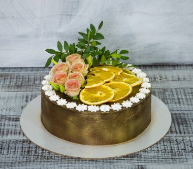 Güllü çikolatalı pasta, kurutulmuş portakal ve şam fıstığı. 