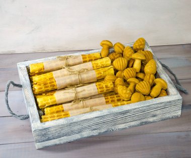 Tahtada karamel ve eski moda mum tezgahlı retro tatlılar.