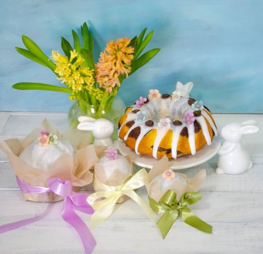 Ahşap süslemeli Paskalya pastası tatili harcamaları