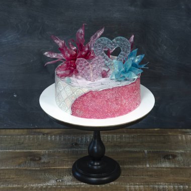 Karamel ve pirinç kağıdı süslemeli pembe mavi şekerli kek.