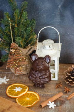 Köknar ağacı ve diğer süslemelerle çikolatalı Noel pastası.