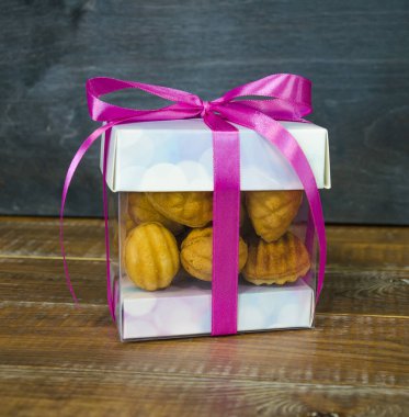 Hediye kutusunda karamel kaplı Retro tatlılar