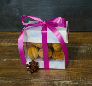 Hediye kutusunda karamel kaplı Retro tatlılar