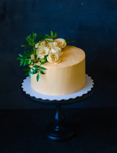 橙汁芝士蛋糕配玫瑰和开心果 — 图库照片