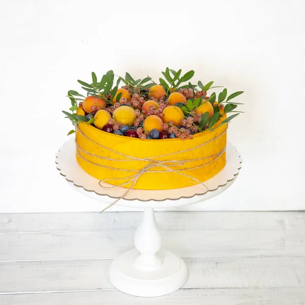 Pastel Terciopelo Aniversario Cumpleaños Con Frutas Bayas —  Fotos de Stock