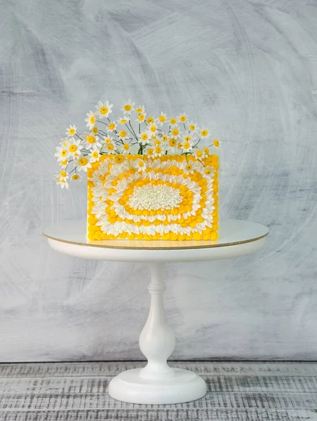 方方正正的蛋糕配上淡淡的雏菊 — 图库照片