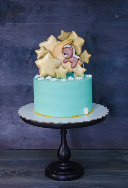 クリームチーズブルーキッズケーキともにジンジャーブレッドテディと星 — ストック写真
