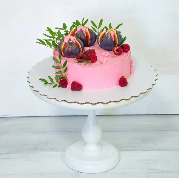 Figs Creamchease Cake Pistachio Leaves Gilded Raspberry — Stock Photo, Image