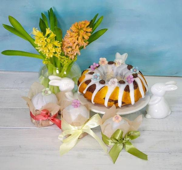 复活节蛋糕用木制装饰品装饰的假日支出 — 图库照片