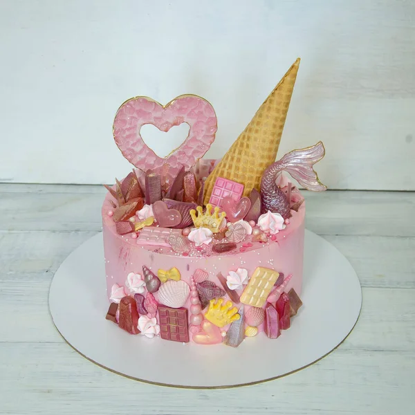 ピンクマーメイドの米紙の装飾とフォンダンケーキ — ストック写真