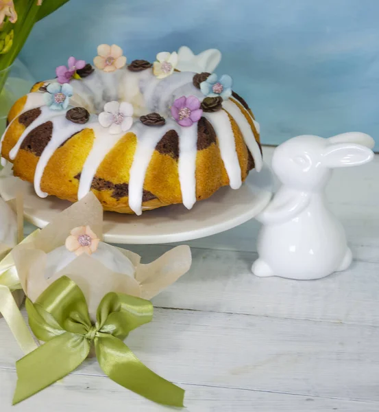 复活节蛋糕用木制装饰品装饰的假日支出 — 图库照片