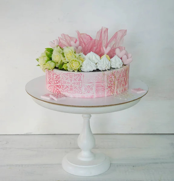 Tarta Color Rosa Con Rosas Merengue Para Aniversario —  Fotos de Stock