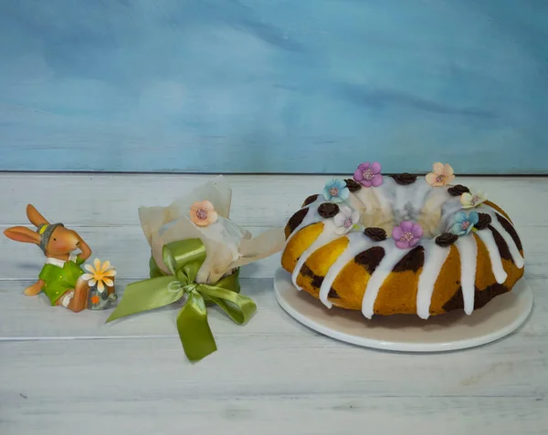 木製の装飾が施されたイースターケーキの休日のレイアウト — ストック写真