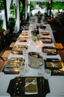 Düğün resepsiyonu için masa dekorasyonu.
