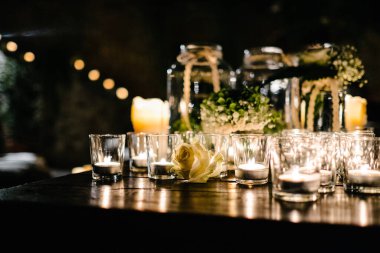 Düğün resepsiyonu için masa dekorasyonu.