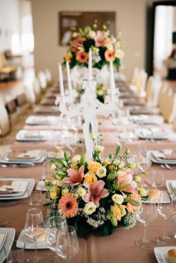 Düğün resepsiyonu için masa dekorasyonu.
