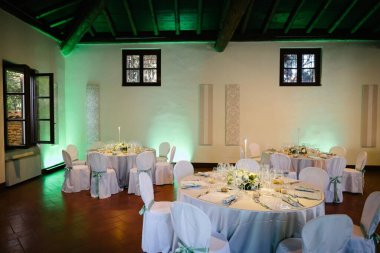 Düğün resepsiyonu için masa dekorasyonu.