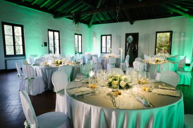 Düğün resepsiyonu için masa dekorasyonu.