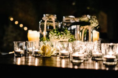 Düğün resepsiyonu için masa dekorasyonu.