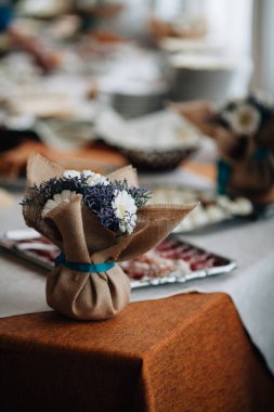 Düğün resepsiyonu için masa dekorasyonu.