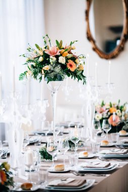 Düğün resepsiyonu için masa dekorasyonu.