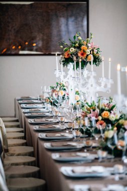 Düğün resepsiyonu için masa dekorasyonu.