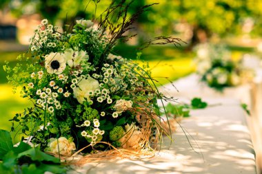 Kilisenin içindeki çiçek süslemeleri.