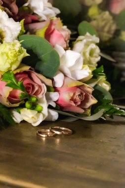 Alyanslar ve çiçekler