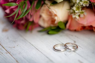 Alyanslar ve çiçekler