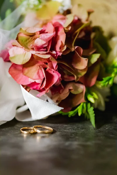 Anéis Casamento Flores — Fotografia de Stock