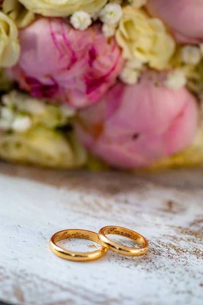 Wedding Rings Flowers — Stock Photo, Image