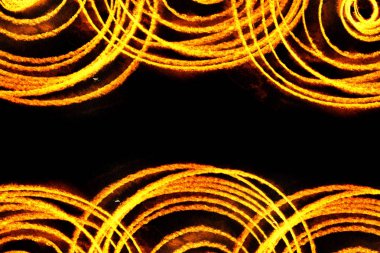 Kaotik altın neon daireler desen siyah arka plan üzerine.