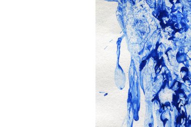 Soyut mürekkep arkaplanı. Mermer tarzı. Beyaz kağıda siyah boya dokusu. Ağ ve oyun tasarımı için duvar kağıdı. Grunge çamur sanatı. Kalem suyunun makro resmi. Koyu Smear