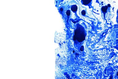 Soyut mürekkep arkaplanı. Mermer tarzı. Beyaz kağıda siyah boya dokusu. Ağ ve oyun tasarımı için duvar kağıdı. Grunge çamur sanatı. Kalem suyunun makro resmi. Koyu Smear