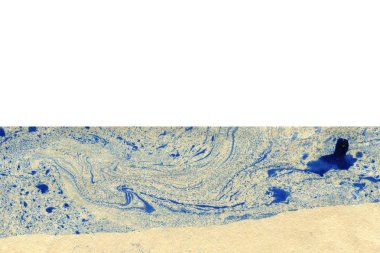 Soyut mürekkep arkaplanı. Mermer tarzı. Beyaz kağıda siyah boya dokusu. Ağ ve oyun tasarımı için duvar kağıdı. Grunge çamur sanatı. Kalem suyunun makro resmi. Koyu Smear