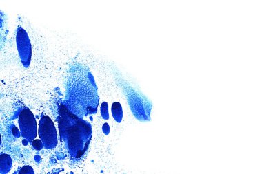 Soyut mürekkep arkaplanı. Mermer tarzı. Beyaz kağıda siyah boya dokusu. Ağ ve oyun tasarımı için duvar kağıdı. Grunge çamur sanatı. Kalem suyunun makro resmi. Koyu Smear