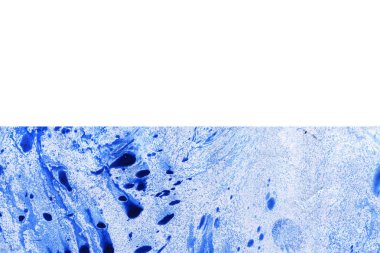 Soyut mürekkep arkaplanı. Mermer tarzı. Beyaz kağıda siyah boya dokusu. Ağ ve oyun tasarımı için duvar kağıdı. Grunge çamur sanatı. Kalem suyunun makro resmi. Koyu Smear