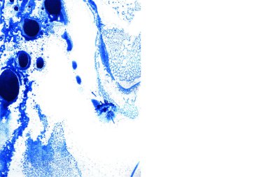 Soyut mürekkep arkaplanı. Mermer tarzı. Beyaz kağıda siyah boya dokusu. Ağ ve oyun tasarımı için duvar kağıdı. Grunge çamur sanatı. Kalem suyunun makro resmi. Koyu Smear