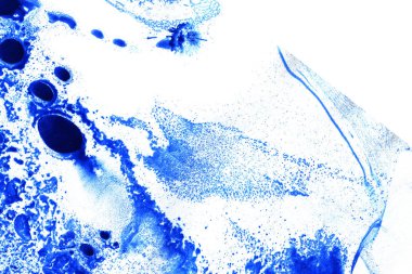 Soyut mürekkep arkaplanı. Mermer tarzı. Beyaz kağıda siyah boya dokusu. Ağ ve oyun tasarımı için duvar kağıdı. Grunge çamur sanatı. Kalem suyunun makro resmi. Koyu Smear