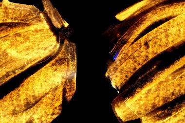 Soyut sanat altın sarı boya konturları doku siyah kağıt üzerinde