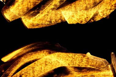 Soyut sanat altın sarı boya konturları doku siyah kağıt üzerinde