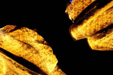 Soyut fırça altın sarı boya konturları doku siyah kağıt üzerinde