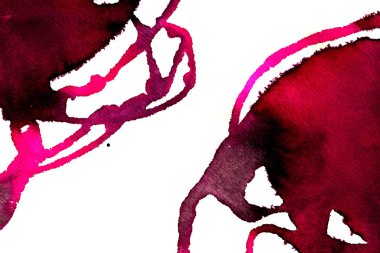 Beyaz arka plan üzerinde Soyut doku fırça mürekkep arka plan pembe aquarell suluboya sıçrama boya. Soyut mor mürekkep tasarımı. Modern suluboya elemanı. Duygusal sanat, ıslak teknik.  