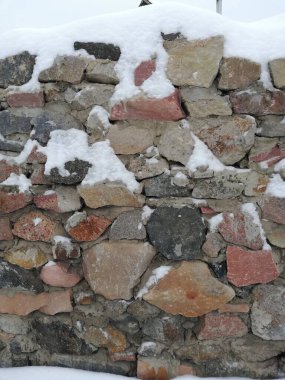 Taş duvarda bir sürü taş var.