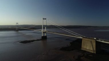 Drone yavaş yavaş daha yüksek Severn Köprüsü yükselir. Altın saat sırasında bir güzel bahar akşamında alınan