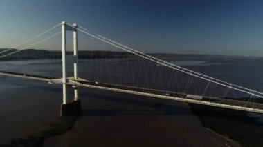 Drone yavaş yavaş geriye Severn Köprüsü'nden uçar. Bir güzel bahar akşamı alınan