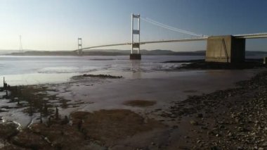 Parça nehir banka ile Severn Köprüsü üzerinden düşük ve yana doğru robot. Bir güzel bahar akşamı alınan