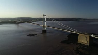 Drone Severn Köprüsü'nde altın saat sırasında bir güzel bahar akşamında 400 ft Taken seyir statik kalır
