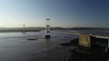 Drone yavaş yavaş daha yüksek Severn Köprüsü yükselir. Altın saat sırasında bir güzel bahar akşamında alınan