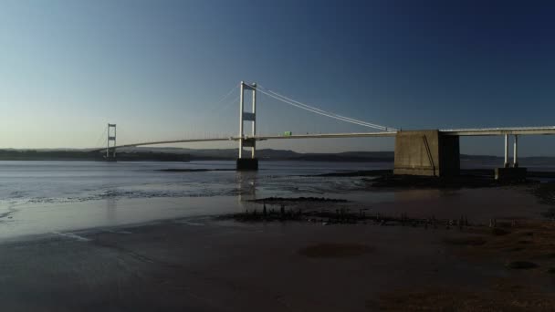 Drone Utworów Niskie Boki Nad Brzegiem Rzeki Severn Bridge Podjęte — Wideo stockowe